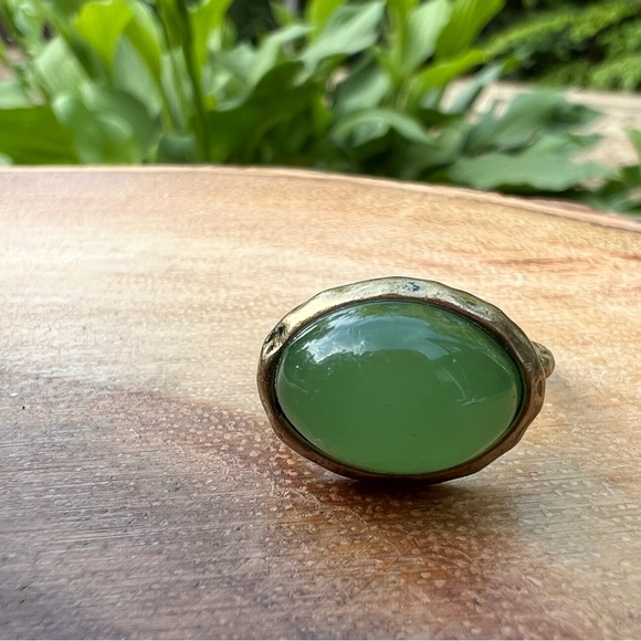 Hammered Gold Tone and Green Stone Jade Style Ring Size 7 - Picture 2 of 6